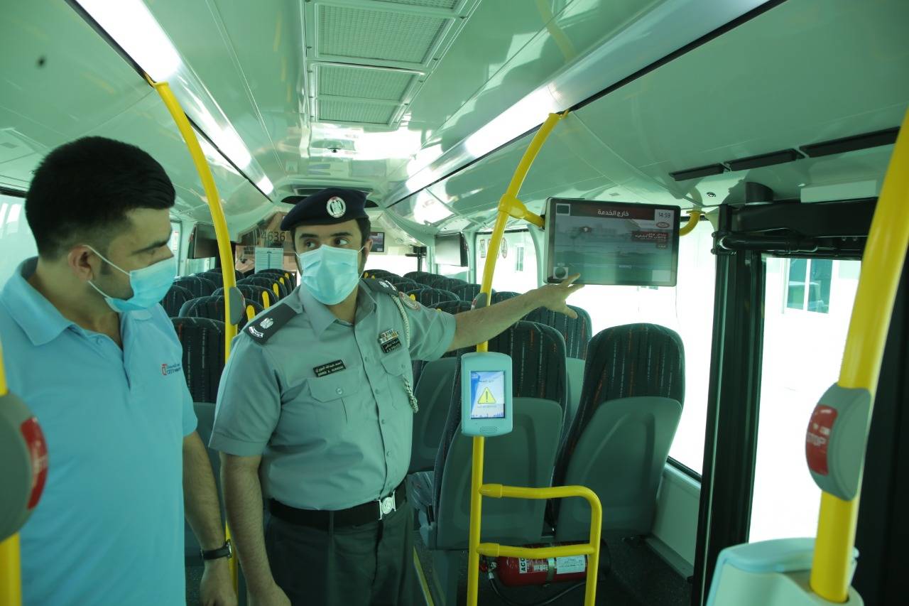 شرطة-أبوظبي-تعزز-التوعية-المرورية-الرقمية-عبر-حافلات-النقل-العام