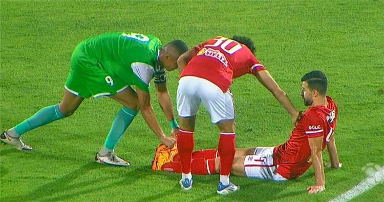 فيديو-|-محمود-متولي-يغادر-مباراة-الأهلي-وإيسترن-كومباني-مصابًا