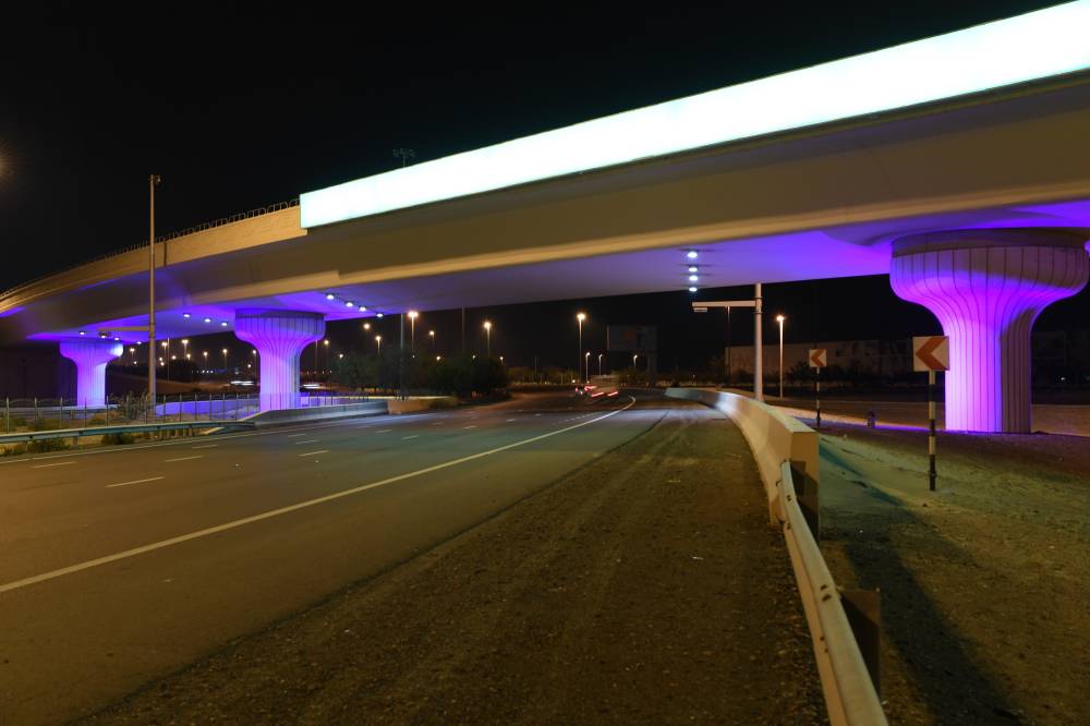 إنارة-تجميلية-أسفل-جسور-السيارات-على-طريق-أبوظبي-دبي