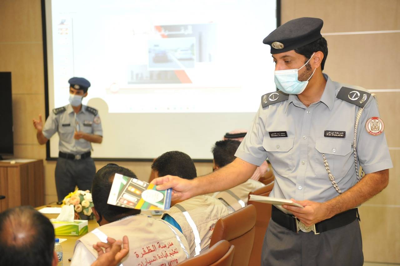 شرطة-أبوظبي-تنفذ-مبادرة-لتوعية-«مدربي-قيادة-المركبات»