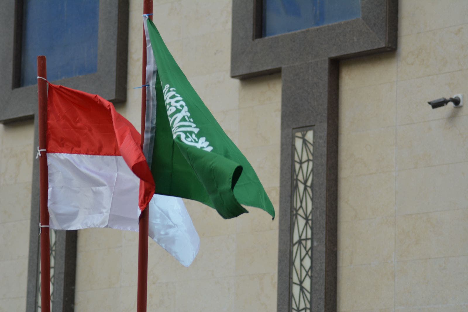 أعلام الدول أمام المساكن في مكة