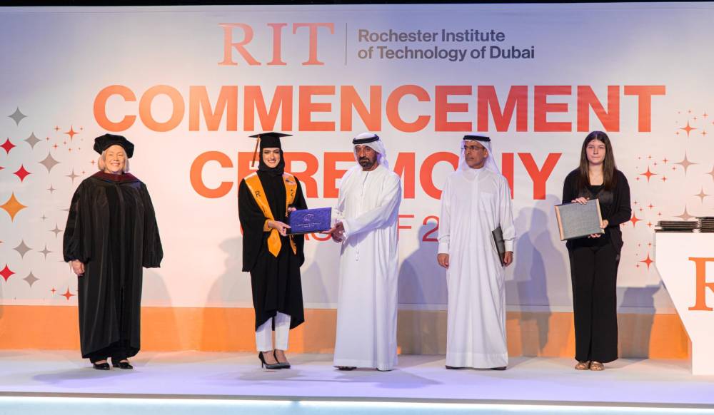أحمد-بن-سعيد-يشهد-تخريج-طلبة-جامعة-روتشستر-للتكنولوجيا-دبي