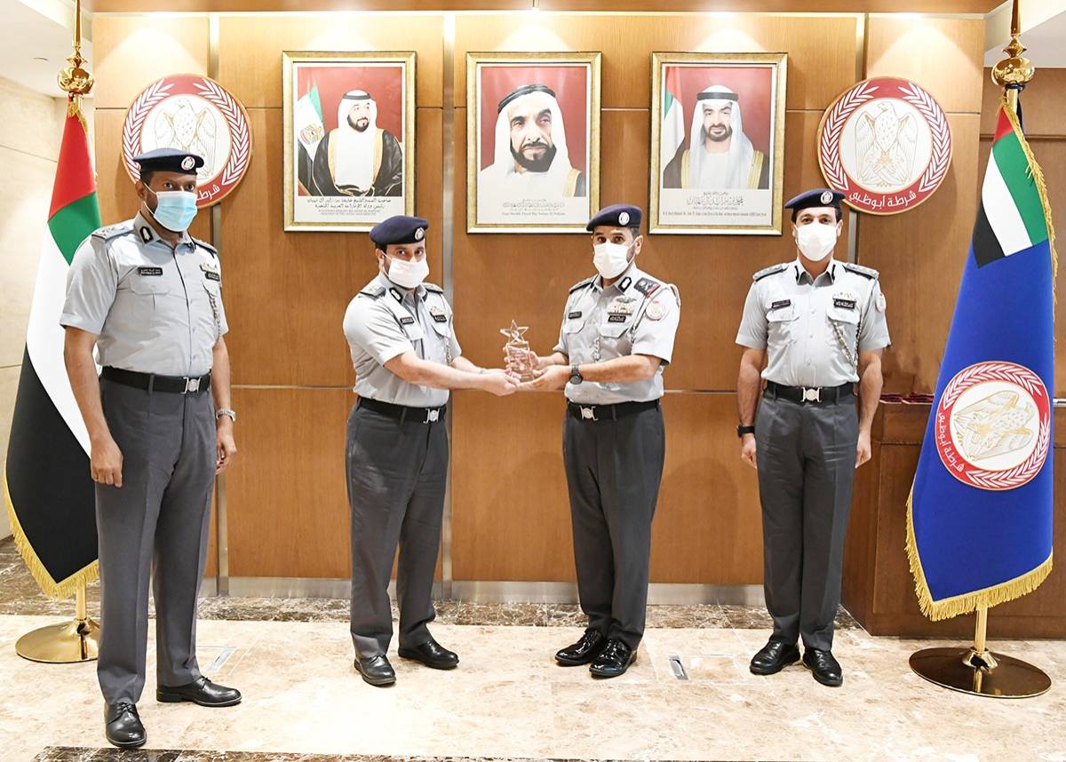 قائد-شرطة-أبوظبي-يتسلم-جائزة-«تميز-الأعمال-العالمية»