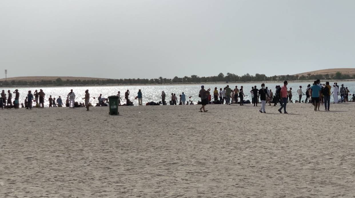 تواصل-إقبال-الجمهور-على-الشواطئ-والمراكز-التجارية-في-أبوظبي