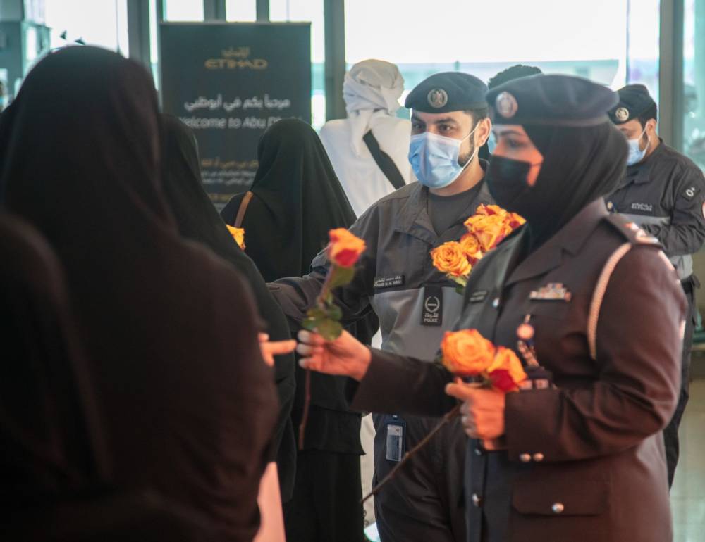شرطة-أبوظبي-تستقبل-الحجاج-في-مطار-أبوظبي-الدولي