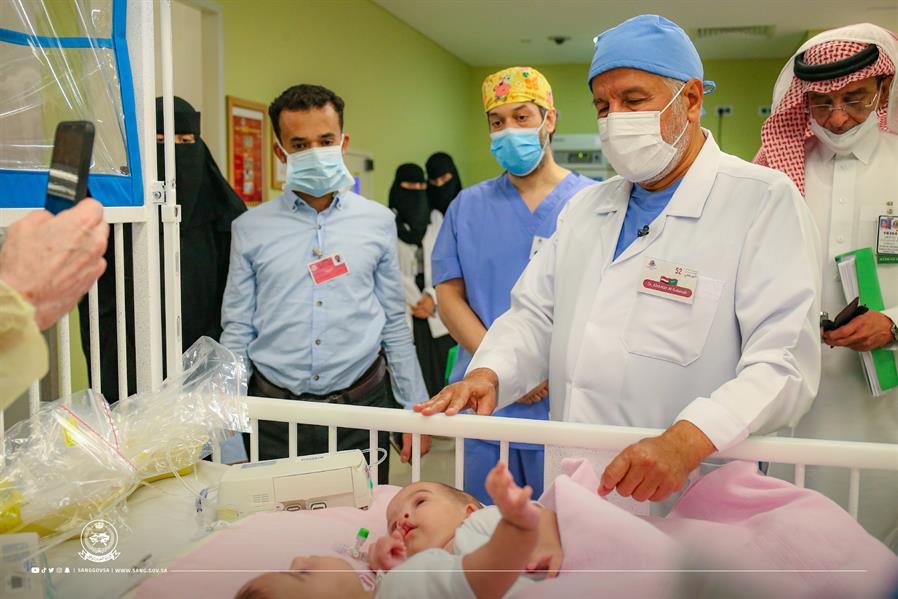 بالفيديو:-الدكتور-الربيعة-يعلن-نجاح-فصل-التوأم-السيامي-اليمني-مودة-ورحمة-ودون-أي-مضاعفات