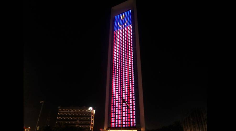 مبنى-أدنوك-يضيء-بألوان-علم-ماليزيا