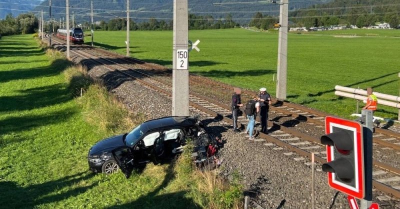 بالصور:-وفاة-مواطن-وطفله-إثر-اصطدام-مركبته-بقطار-بعدما-علقت-على-سكة-حديدية-بالنمسا
