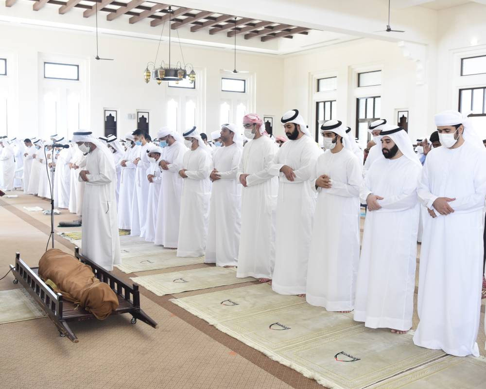 أحمد-بن-سعود-والشيوخ-يؤدون-صلاة-الجنازة-على-جثمان-علي-جاسم-آل-علي