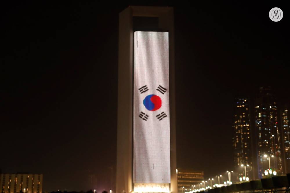 مبنى-أدنوك-في-أبوظبي-يضيء-بألوان-علم-كوريا-الجنوبية