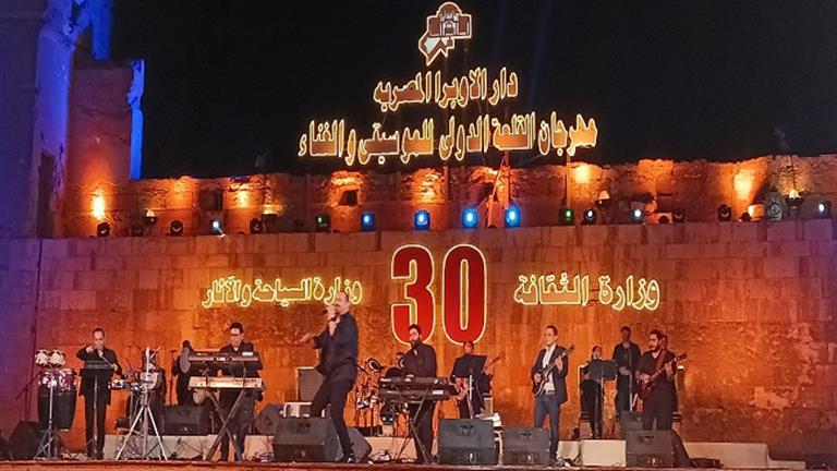 هشام-عباس-يفتتح-ليالي-مهرجان-القلعة-ويقدم-أشهر-أغانيه-وسط-تفاعل-الجمهور-(صور)