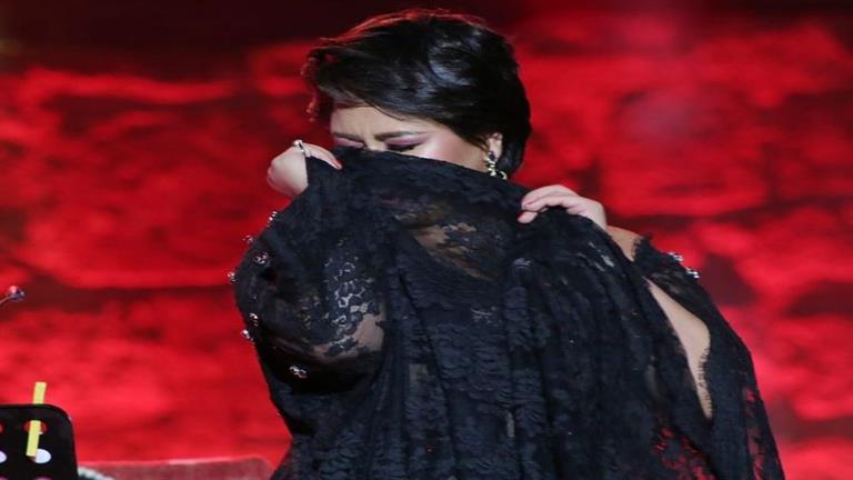 شيرين-عبدالوهاب-تبكي-بسبب-جمهور-حفلها-في-تونس-(فيديو-وصور)