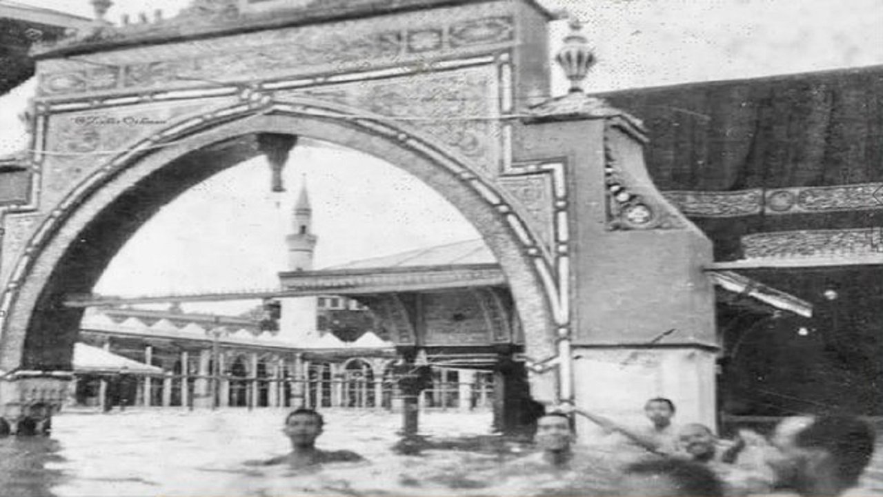 صورة-قديمة-لامتلاء-صحن-المسجد-الحرام-بمياه-سيل-قبل-81-عاما