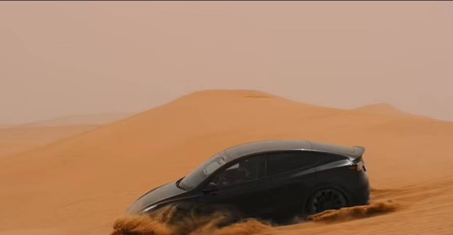 «تيسلا»-تجرّب-سياراتها-في-صحراء-دبي