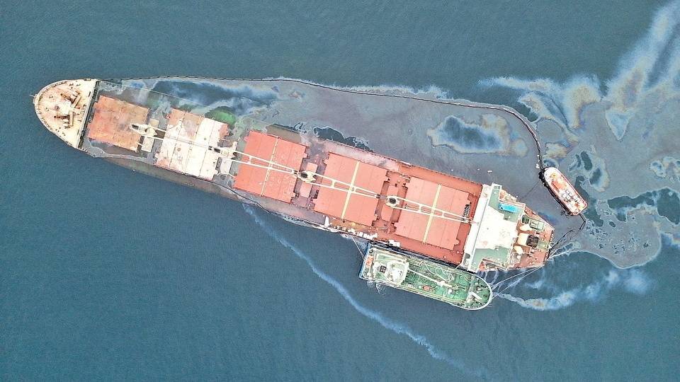 (بالصور)-تمدد-التسرب-النفطي-من-سفينة-جانحة-قبالة-جبل-طارق