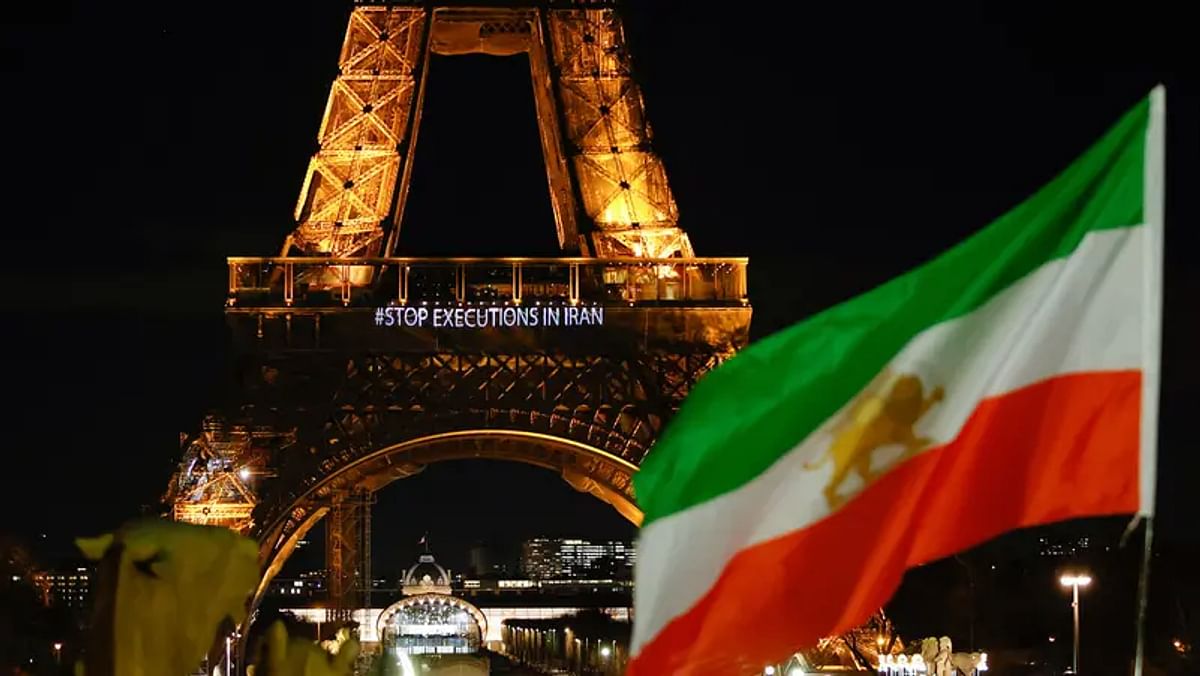 تضامناً-مع-المحتجين.-برج-إيفل-بباريس-يضيء-برسائل-لإيران:-أوقفوا-الإعدامات