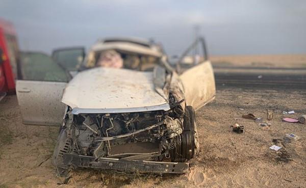 بالصور:-وفاة-مسن-وإصابة-عائلة-سعودية-نتيجة-تصادم-على-طريق-السالمي-بالكويت
