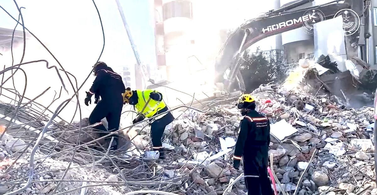 شاهد.-“الإنقاذ-السعودي”-يواصل-عملياته-بالمناطق-التركية-المتضرّرة-من-الزلزال