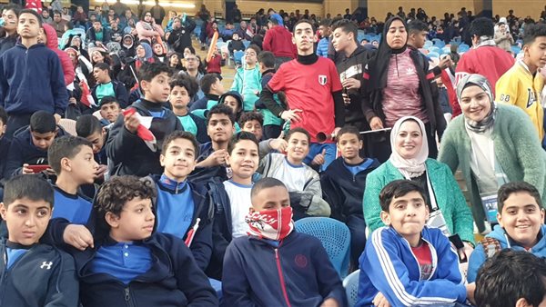 حضور-مكثف-لطلاب-التربية-والتعليم-في-مباراة-مصر-وموزبيق.-صور