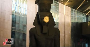 بعد-قليل.-الشمس-تتعامد-على-وجه-تمثال-رمسيس-الثانى-بالمتحف-المصرى-الكبير