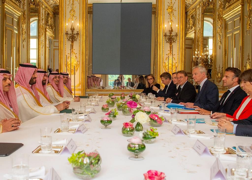 الرئيس الفرنسي إيمانويل ماكرون مستقبلاً ولي العهد الأمير محمد بن سلمان في قصر الإيليزيه