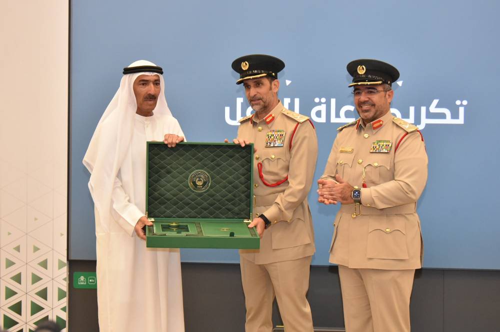 المري-يُقلد-اللواء-المتقاعد-محمد-بن-فهد-وسام-«إكسبو-2020-دبي»