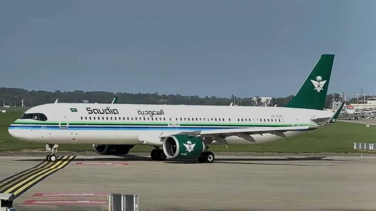 إحدى-طائرات-الخطوط-الجوية-السعودية-بهويتها-الجديدة-تقلع-من-مطار-جنيف