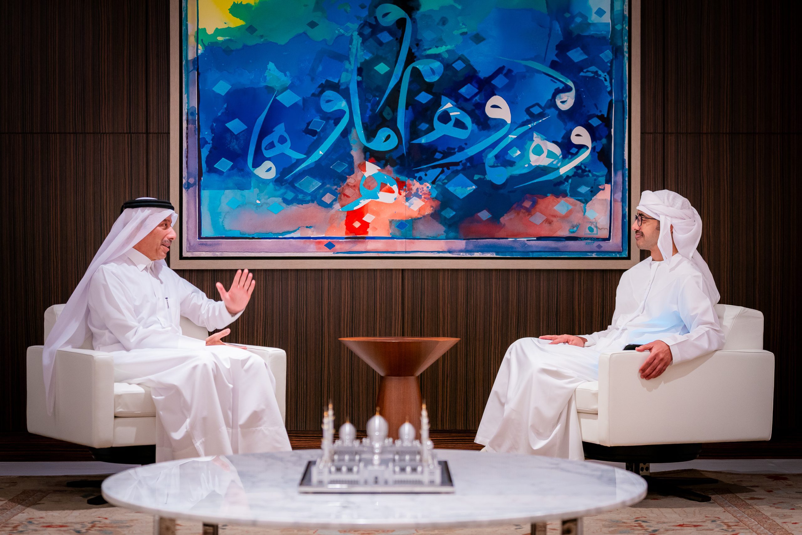 عبدالله-بن-زايد-وسفير-قطر-يبحثان-تطوير-العلاقات