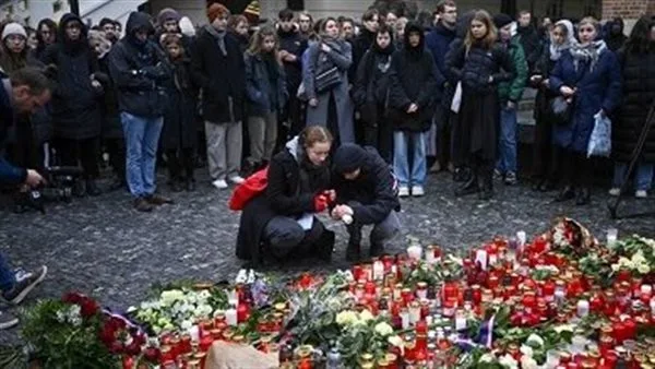 التشيكيون-يتجمعون-عند-النصب-التذكارية-لضحايا-حادث-إطلاق-نار-جامعة-براج