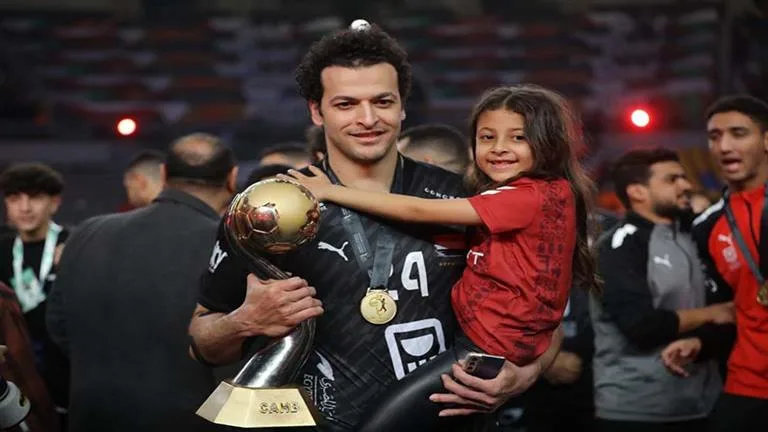 لاعب-الأهلي-يحتفل-مع-ابنته-بالفوز-بكأس-أفريقيا-لكرة-اليد-(صور)