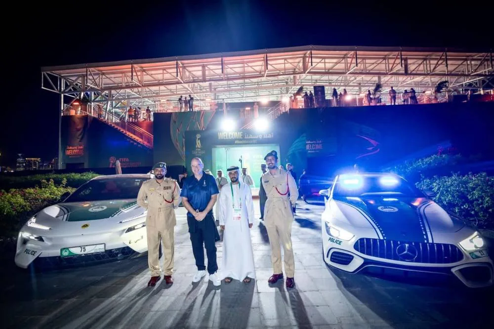 رئيس-«فيفا»-يطلع-على-الدوريات-الأمنية-الفارهة-لشرطة-دبي