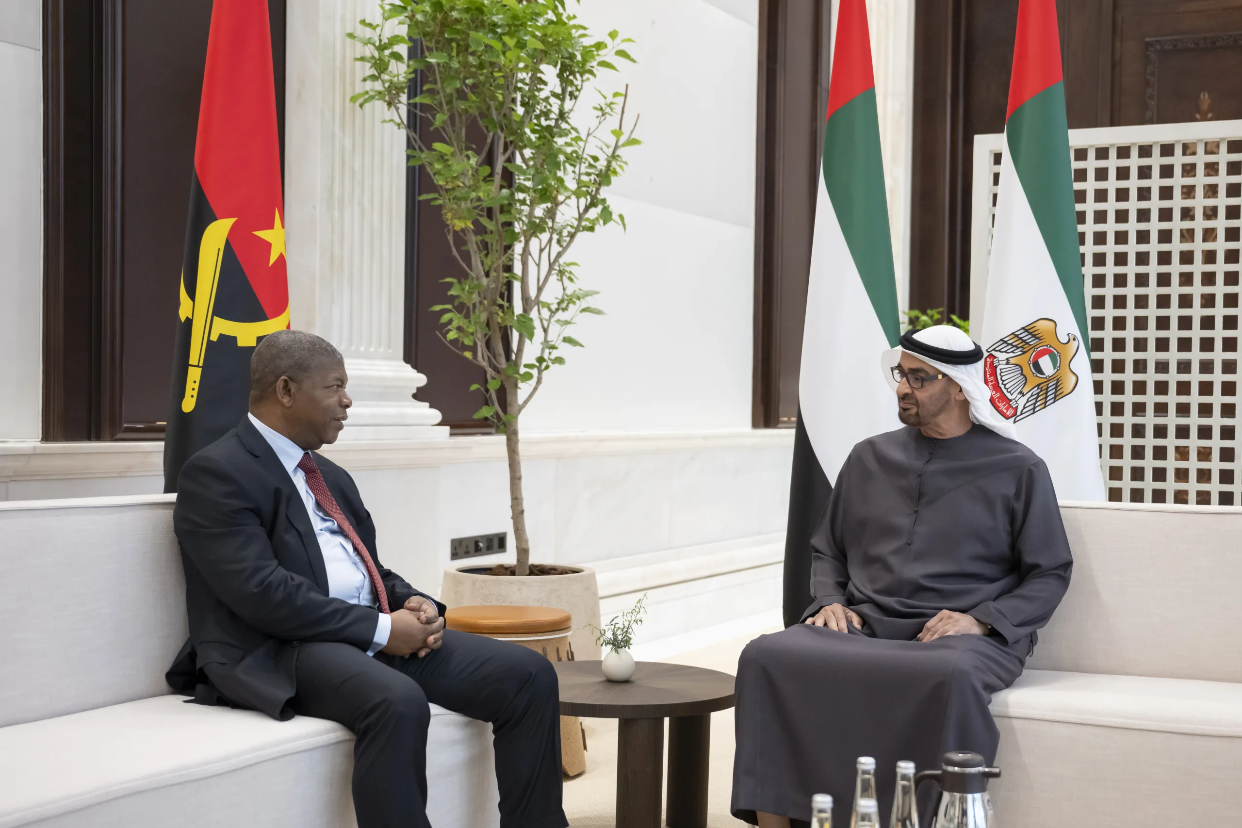 محمد-بن-زايد-ورئيس-أنغولا-يبحثان-علاقات-التعاون-بين-البلدين